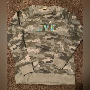 Women’s lightweight camo crewneck sz M